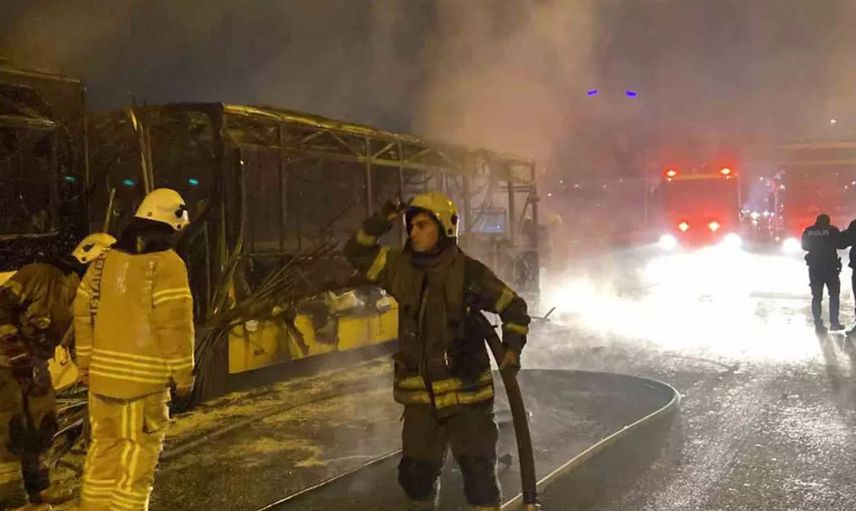 İBB'nin ihmali vatandaşların hayatını tehlikeye soktu: İETT otobüsü bir anda alev aldı