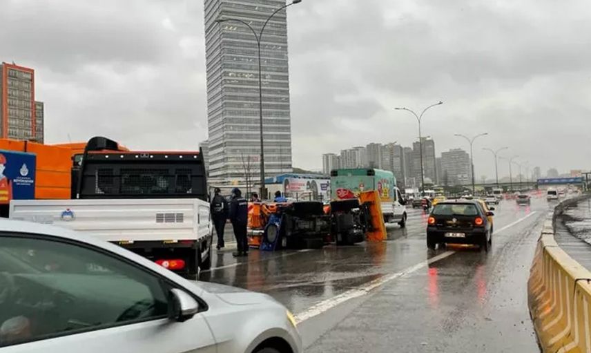 İBB’nin Kar Küreme ve Tuzlama Aracı Yola Devrilmişti! Aracın Sürücü Alkollü Olduğu Ortaya Çıktı