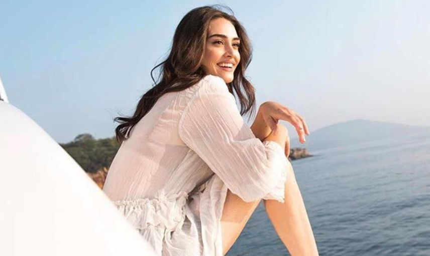 İç çamaşırı reklamı ile gündem olan Esra Bilgiç'ten kumsal pozları: Bu ceket reklamı mı?