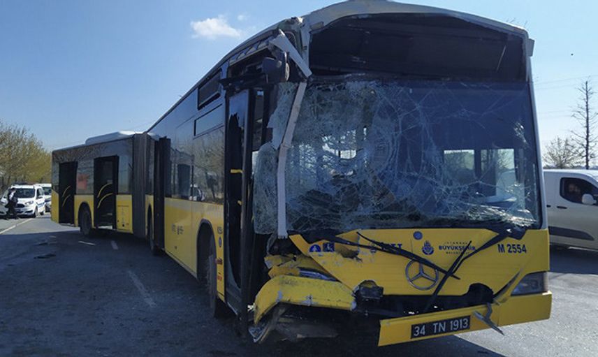 İETT Otobüsü Emniyet Şeridindeki Minibüse Çarptı