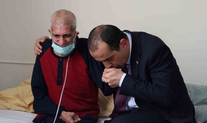 Iğdır valisi tașolar'dan, tuzluca şehit ve gazi aileleri derneği başkanı türkan'a geçmiş olsun ziyareti