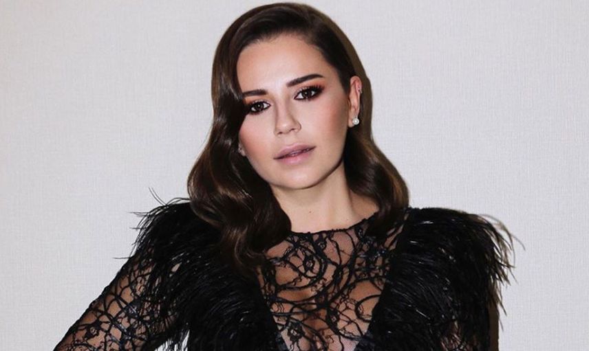 İkinci kez anne olacağının müjdesini duyuran güzel şarkıcı Merve Özbey bebeğinin cinsiyetini ve ismini duyurdu