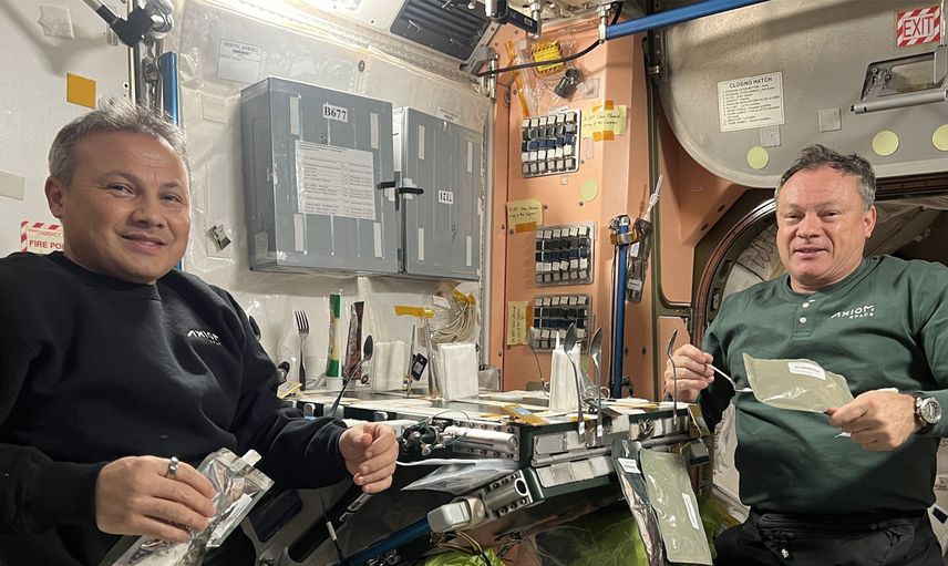 İlk Türk astronot Alper Gezeravcı'dan mesaj: Michael ile yemek keyfi!