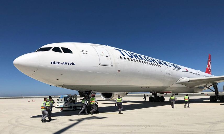 İlk uçak Rize’ye iniş yaptı! 320 yolcu tarihi ana tanıklık etti