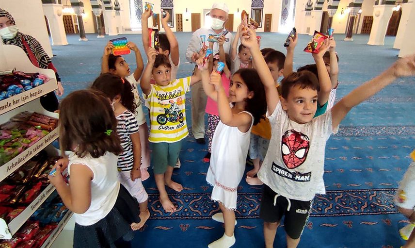 İmam Camiyi Çocuklara Sevdirmek için Çocuk Marketi Kurdu
