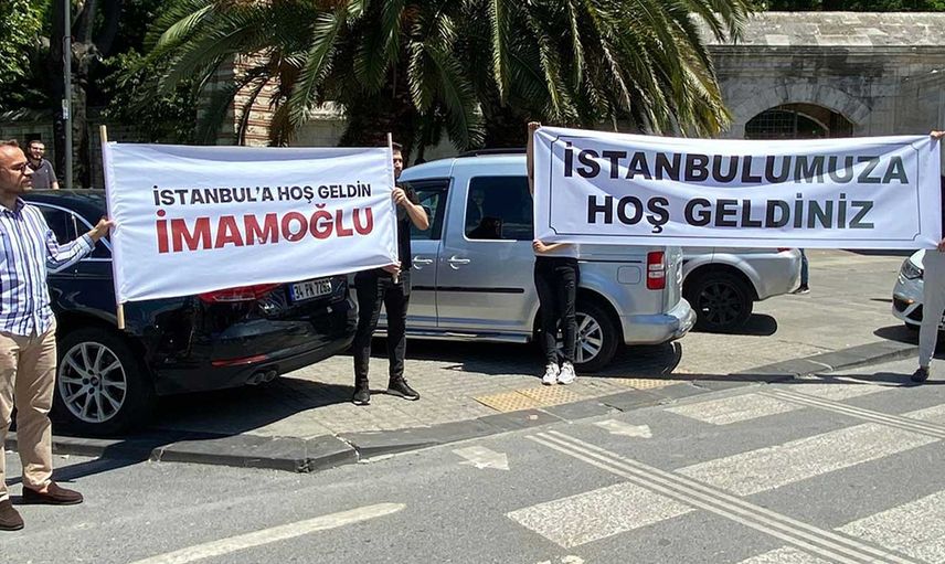 İmamoğlu'na pankartlı cevap! İstanbul'da yaşanan felaketlerde tatilde olunca vatandaşlar tepkisini gösterdi