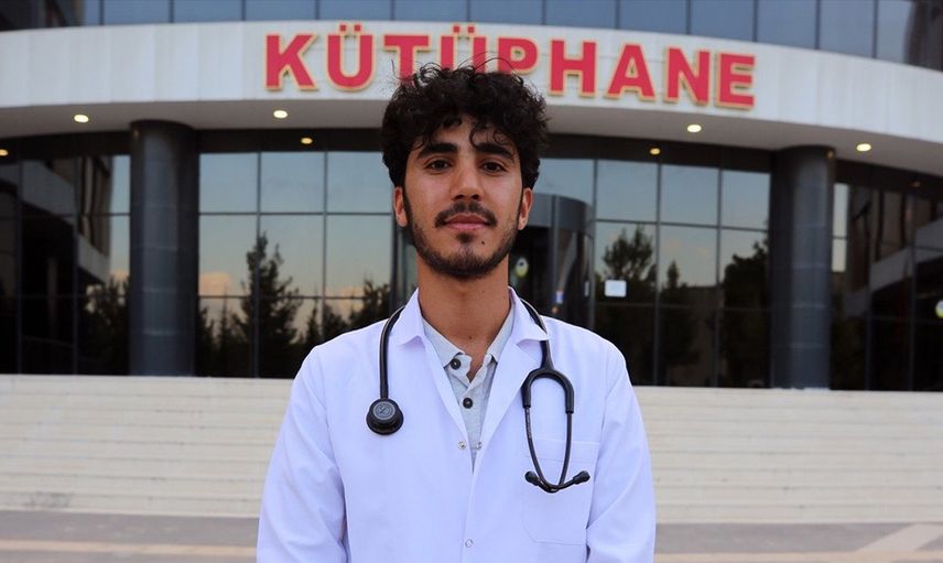 İnşaatında Çalıştığı Kütüphaneye Doktor Adayı Olarak Geliyor