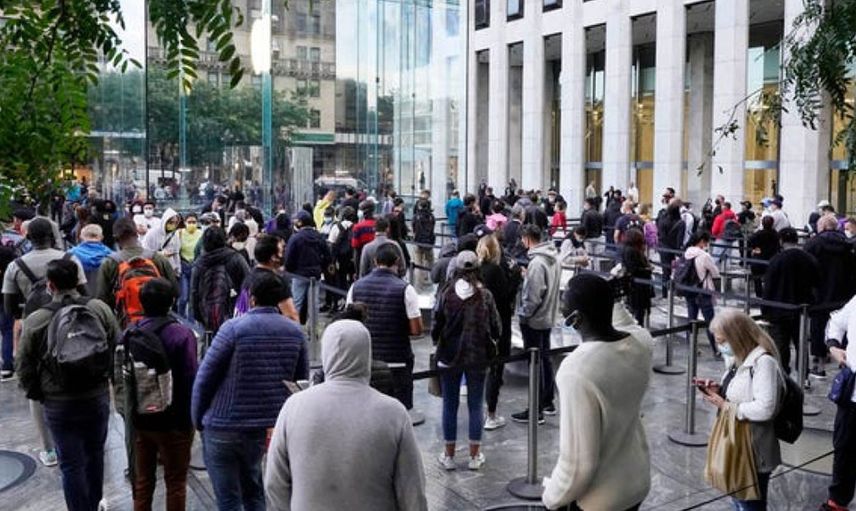 iPhone 13 Almak İsteyenler Metrelerce Kuyruk Oluşturdu!