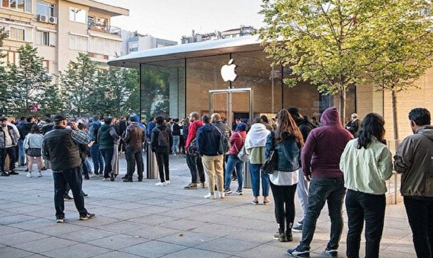 iPhone 14 Türkiye’ye geldi: Yüzlerce kişi kuyruk oluşturdu