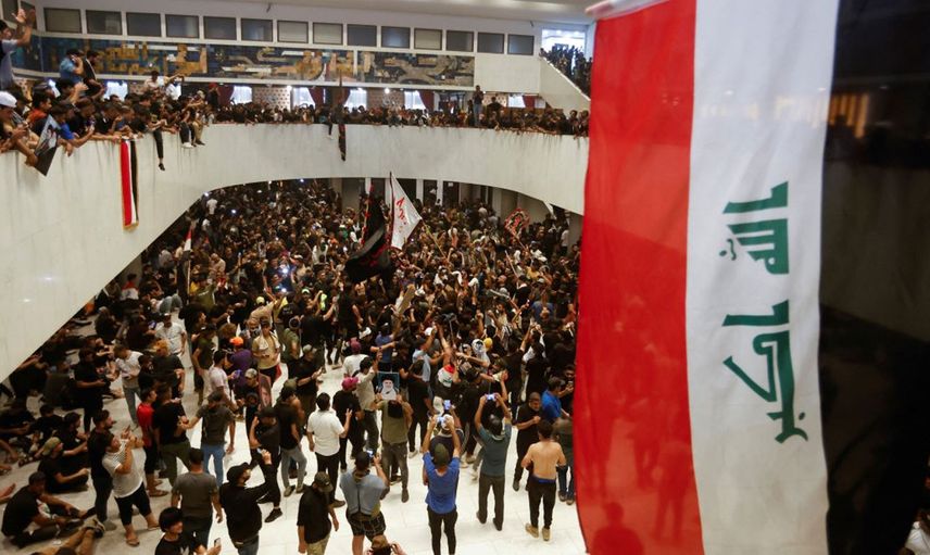 Irak’ta ortalık karıştı: Yeşil Bölge’nin duvarını yıkıp meclisi bastılar