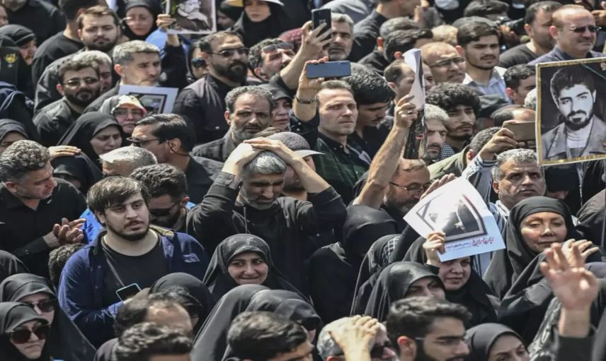 İran'da dramatik cenaze töreni: "Amerika'ya Ölüm" sloganlarıyla taşınan Reisi'nin tabutu