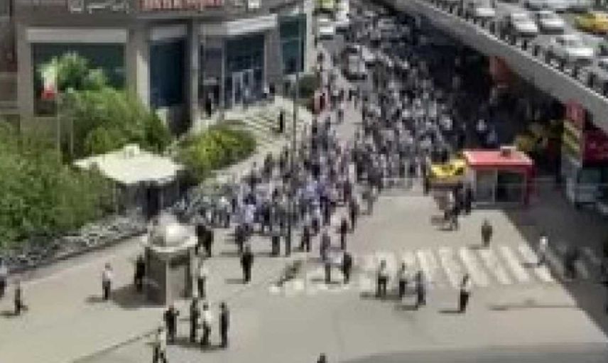 İran'da protesto! Emekliler hayat pahalılığını protesto etti