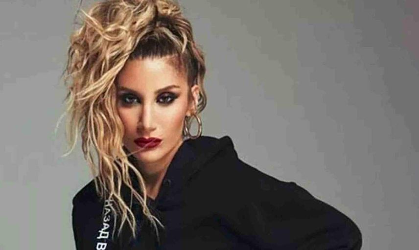 İrem Derici'den olay yaratan pozlar geldi! Mini şortu ve bikinisiyle objektiflerin karşısına geçen Derici görenleri mest etti!
