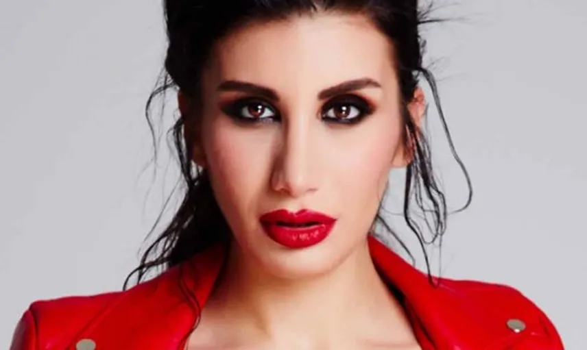 İrem Derici'den Sarışınlara Gönderme