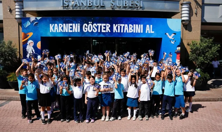 İş Bankası şubeleri, karnelerini alan çocukları bekliyor