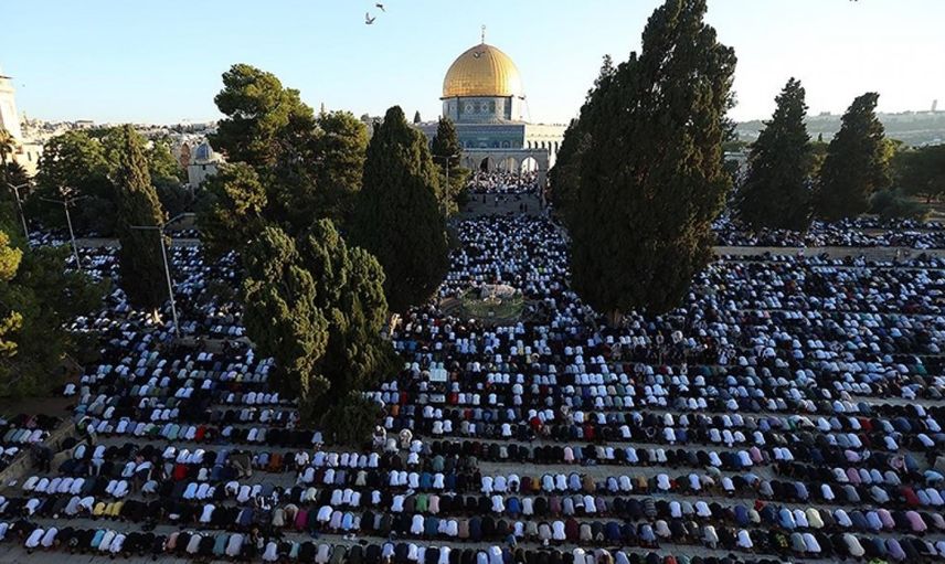 İşgalci İsrail’e rağmen Mescid-i Aksa’da teravih namazı kılındı: 70 bin kişi bir araya geldi!