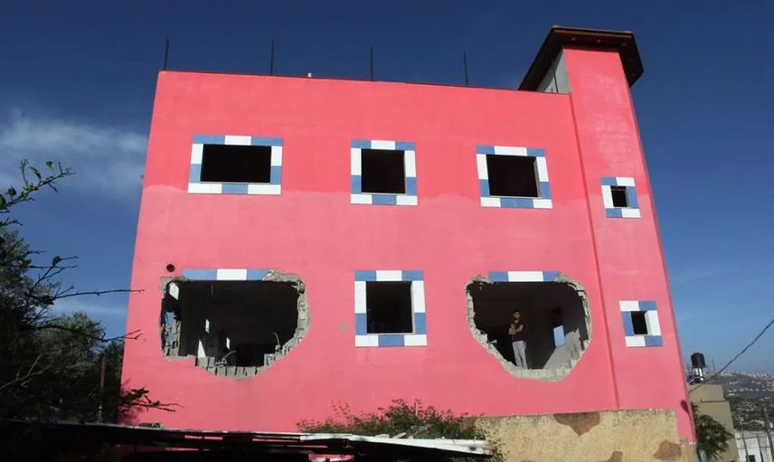 İşgalci İsrail'in zulmü devam ediyor: Filistinli tutuklu adamın evini patlayıcıyla yıktı!