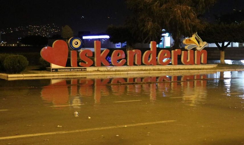 İskenderun depremi denizi de salladı: Sahil yolu tamamen su altında