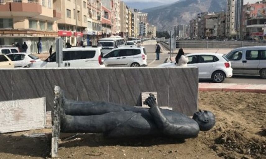 İskenderun'da Bulunan İsmet İnönü Heykeli Fırtınada Yıkıldı