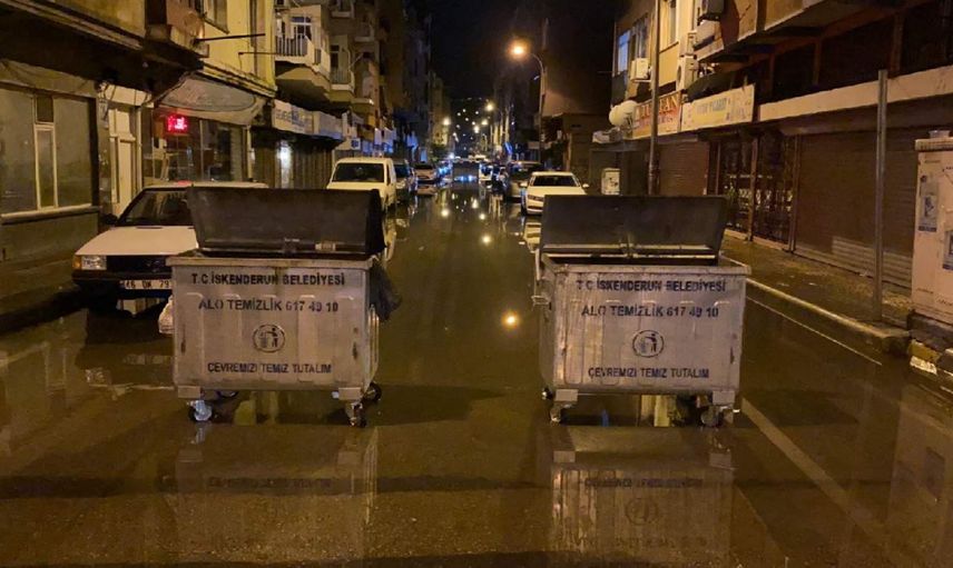 İskenderun’da deniz seviyesi yükseldi: Ev ve iş yerlerini su bastı
