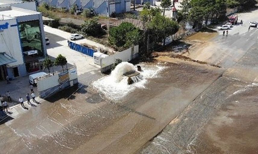 İSKİ'ye Ait Olan Ana Su Borusu Patladı: Fabrikayı Su Bastı!