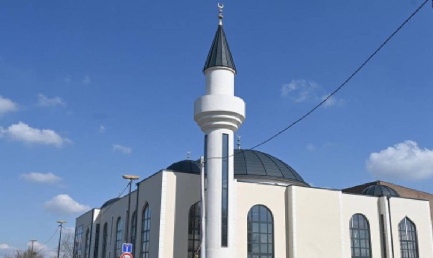 İslam düşmanlığı bu kez Fransa’da görüldü: Cami duvarlarına tahrik eden yazılar yazıldı