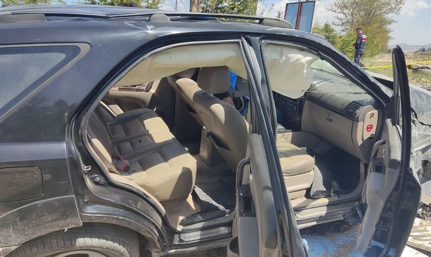 Isparta'da can alıcı trafik kazası: Direksiyon hakimiyetini kaybeden araç tabelaya çarparak takla attı