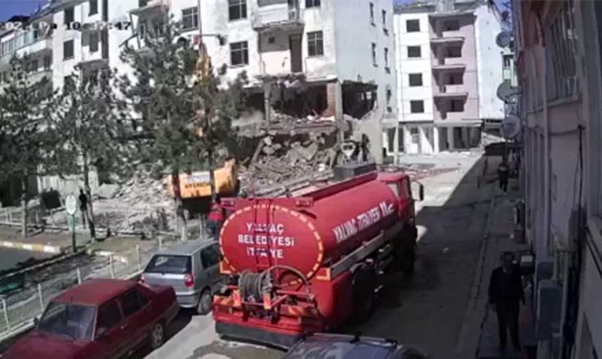 Isparta'da korkutan olay: 5 katlı binanın kontrollü yıkımında panik yaşandı!