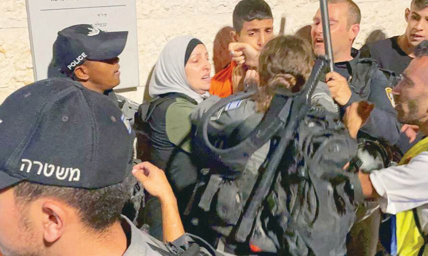 İsrail Askerleri Arefe Günü de Aksa’yı Bastılar: Onlarca İsrail Askeri Bir Kadına Saldırdı