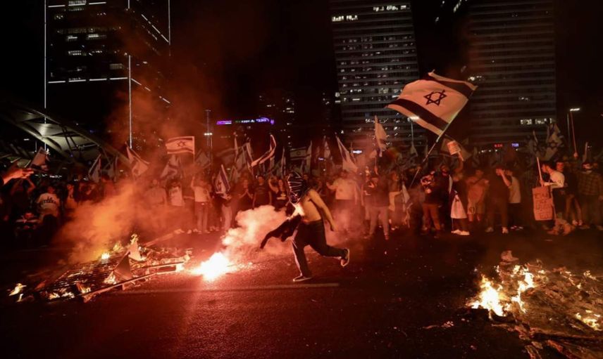 İsrail’de Netanyahu krizi: Savunma Bakanı’nı görevden aldı sokaklar karıştı