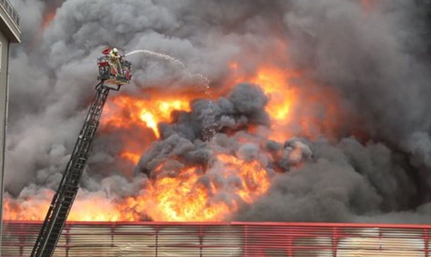 İstanbul Avcılar'da İş Yerinin Çatısında Korkutan Yangın Meydana Geldi