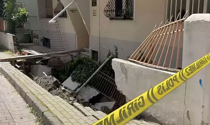 İstanbul Avcılar’da korku dolu anlar: Kaldırım çöktü, çevredeki bina boşaltıldı