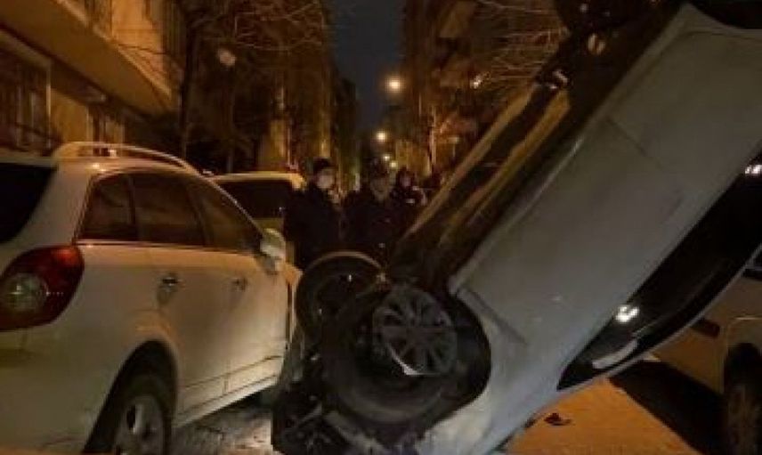 İstanbul Bahçelievler'de Akılalmaz Kaza! Park Halinde Olan Araçlara Çarpıp Dik Bir Şekilde Havada Asılı Kaldı
