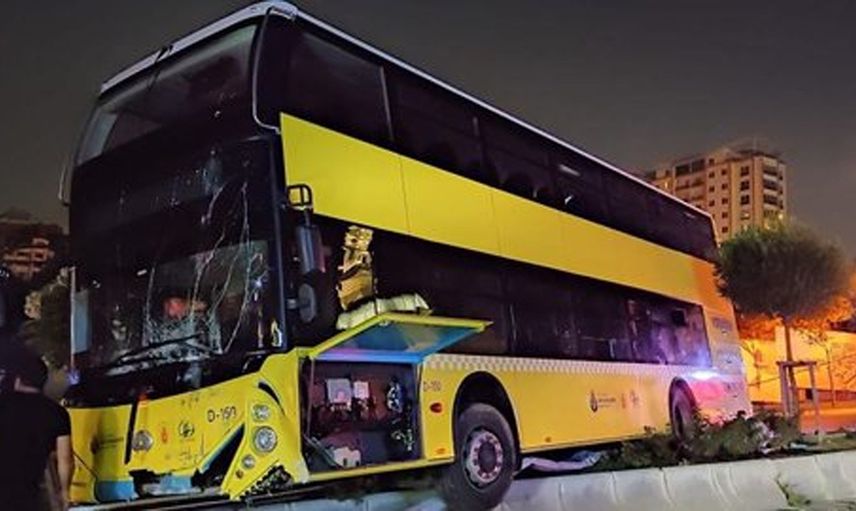 İstanbul'da Bir Otobüs Kazası Daha! Başakşehir'de İETT Otobüs Şoförü Bariyerlere Çarptı