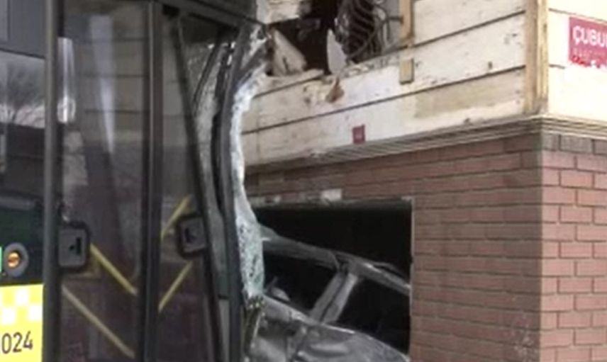 İstanbul Beykoz'da korkutan zincirleme kazası: Otobüsün çarptığı araç evin duvarını kırarak içeri girdi
