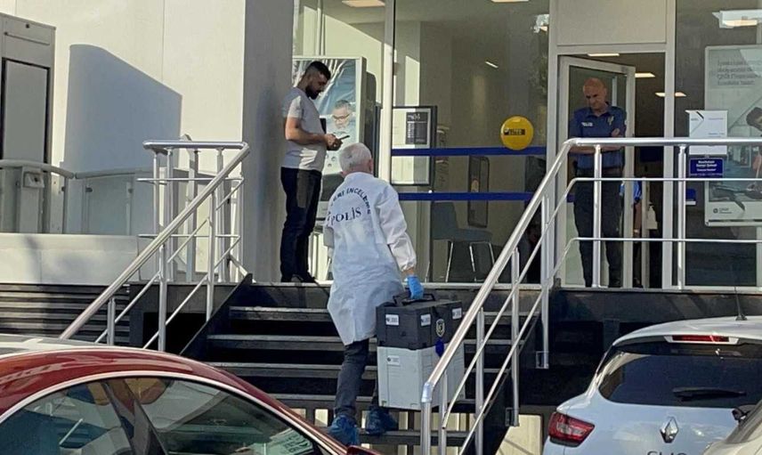 İstanbul Beylikdüzü'nde silahla banka soyan 2 kişi 80 bin dolarlık büyük vurgunla kayıplara karıştı!