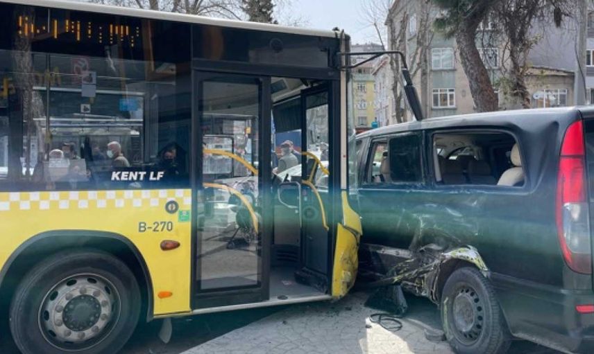 İstanbul Beyoğlu'nda korkutan kaza: İETT otobüsü 4 araca çarptı!