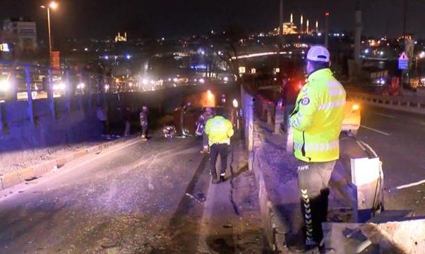 İstanbul Beyoğlu'nda korkutan kaza: Tabelaya çarpıp takla attı!