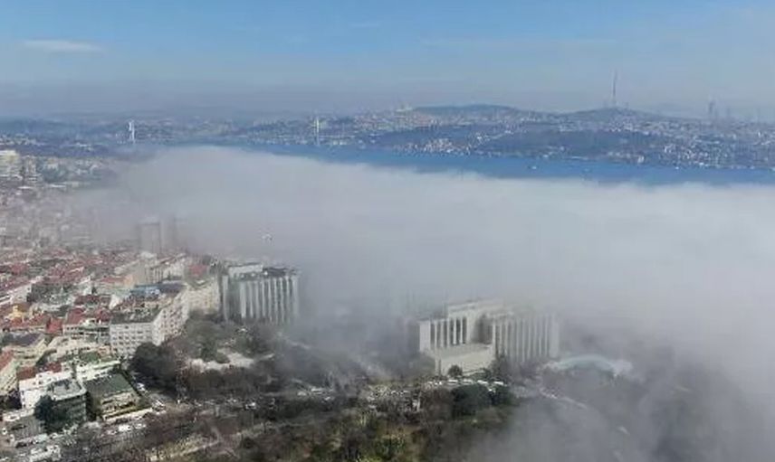 İstanbul Boğazı’nda aniden bastıran sis transit gemi trafiğini durdurdu