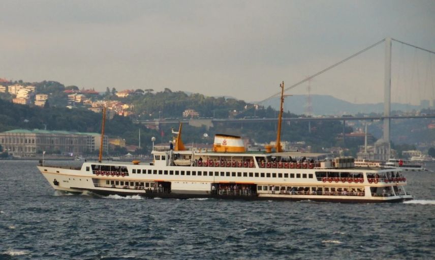 İstanbul Boğazı'nda heyecanlı anlar: Gemi trafiği yat yarışları için durdu!