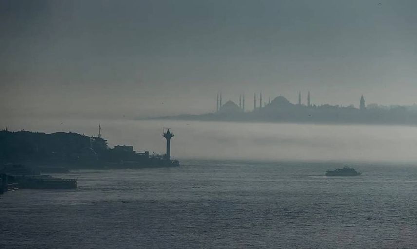 İstanbul Boğazı’nda sis hareketliliği: Çift yönlü gemi trafiği askıya alındı