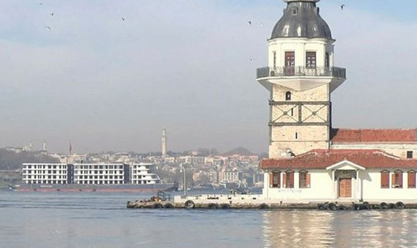 İstanbul Boğazı'ndan ‘Bina’ Görünümlü Gemi Geçti