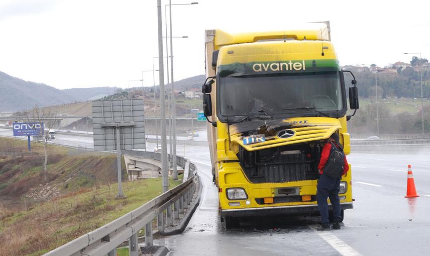 İstanbul Çekmeköy'de seyir halinde olan tırda yangın çıktı!