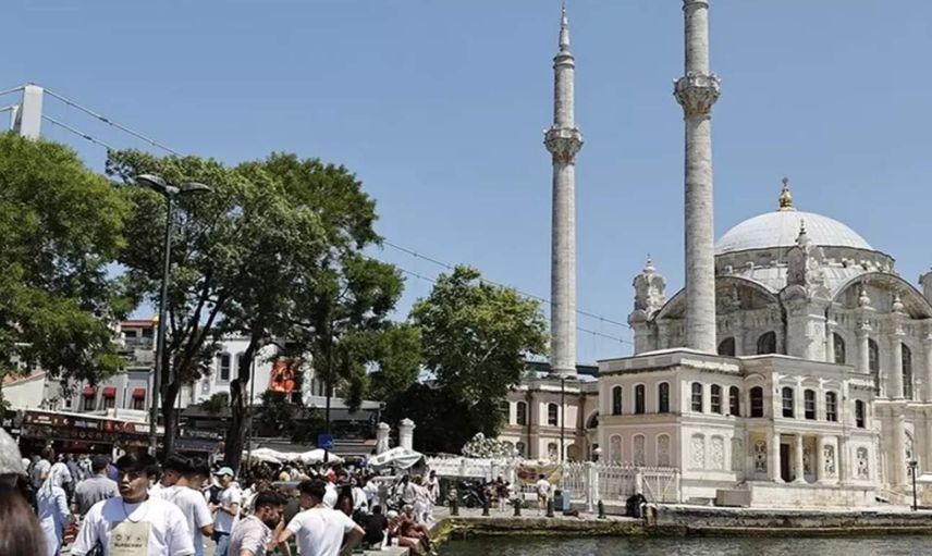 İstanbul doldu taştı: Tarihi mekanlarda bayram kalabalığı