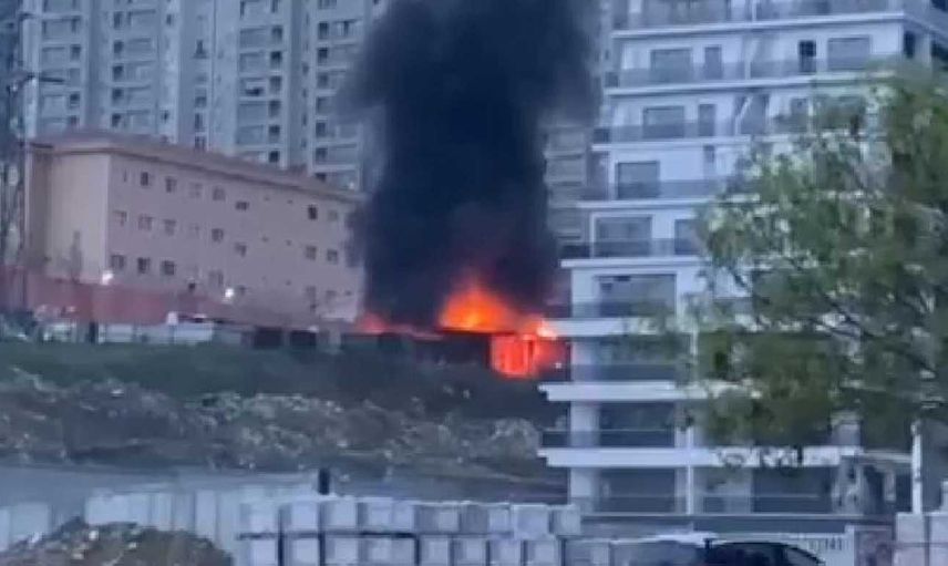 İstanbul Esenyurt'ta korkutan  yangın! Geri dönüşüm ve atıp toplama alanında yangın çıktı