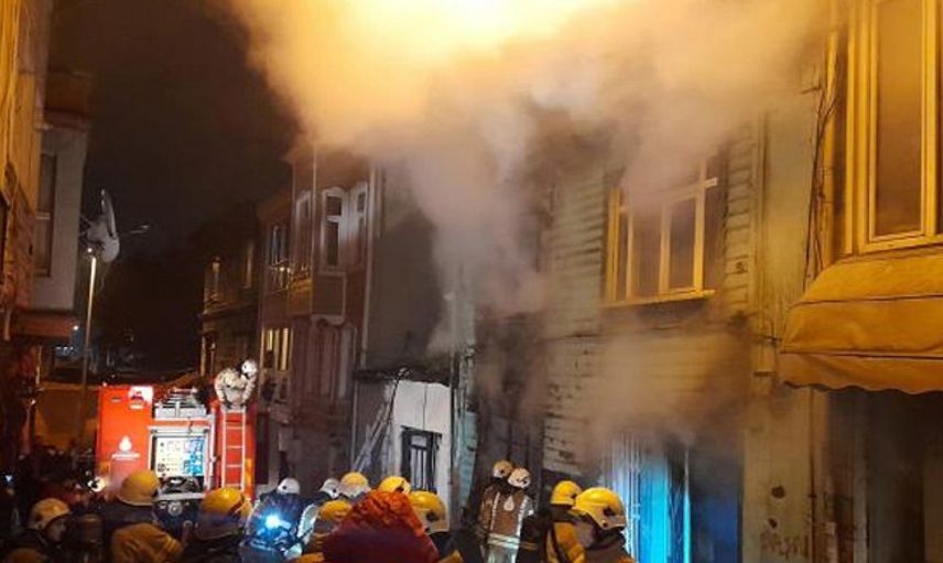 İstanbul Fatih'te İki Katlı Ahşap Ev Yandı