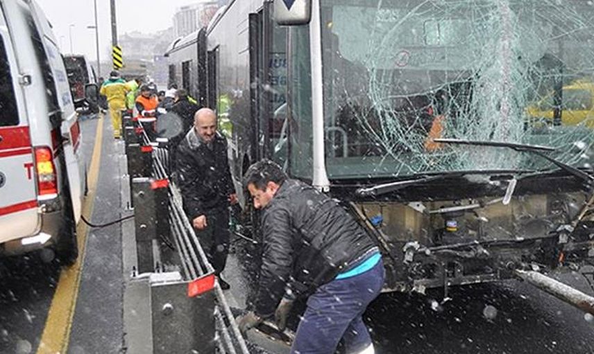 İstanbul Haramidere Durağında Metrobüs Kazası!
