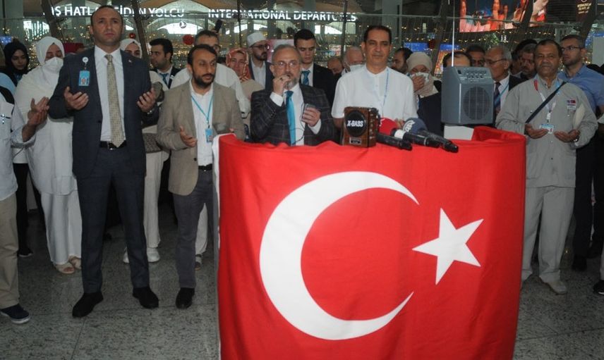 İstanbul Havalimanı'nda hacı adayları güllerle karşılandı!