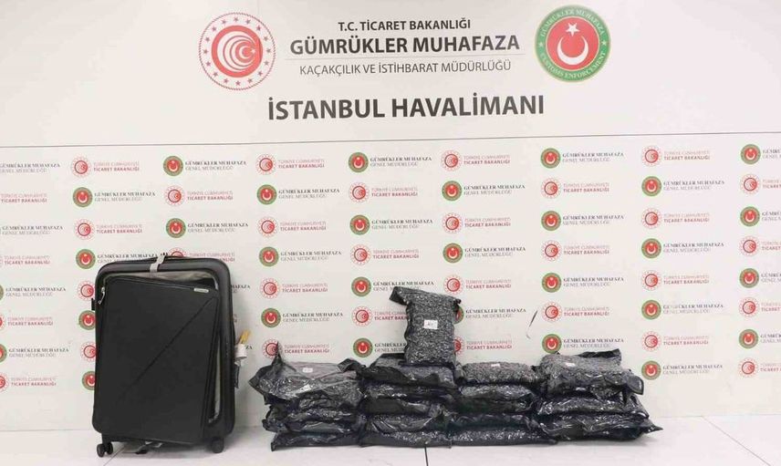 İstanbul Havalimanı'nda Uyuşturucu Operasyonu: 22,5 Kilogram Esrar Ele Geçirildi