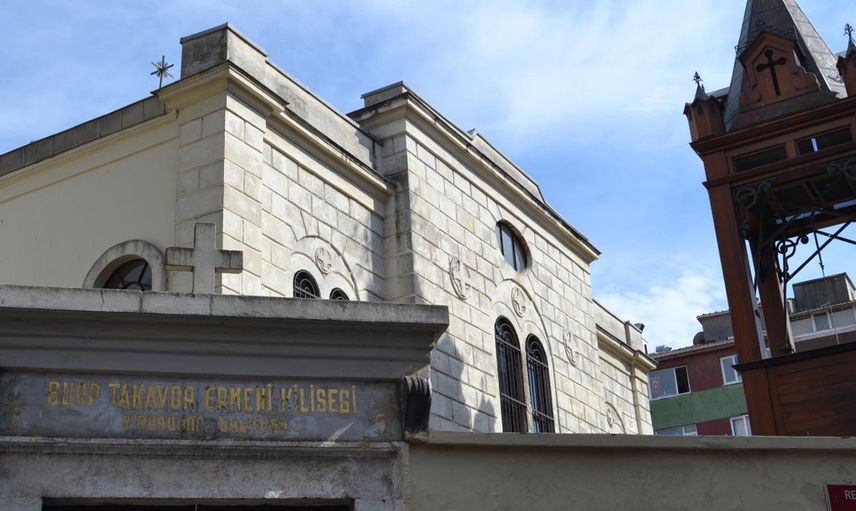İstanbul Kadıköy'de Bulunan Kilise Duvarı Üzerinde Tepki Çeken Görüntüler!